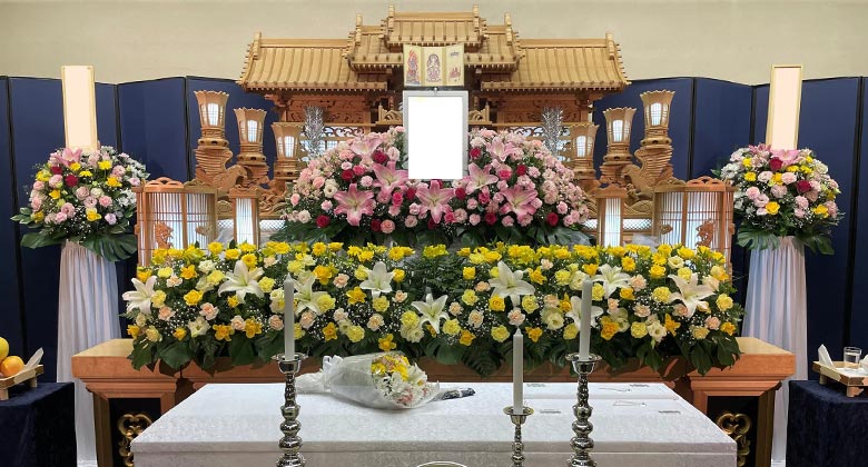 赤、黄を基調とした花が使用されている一日葬プランの祭壇写真