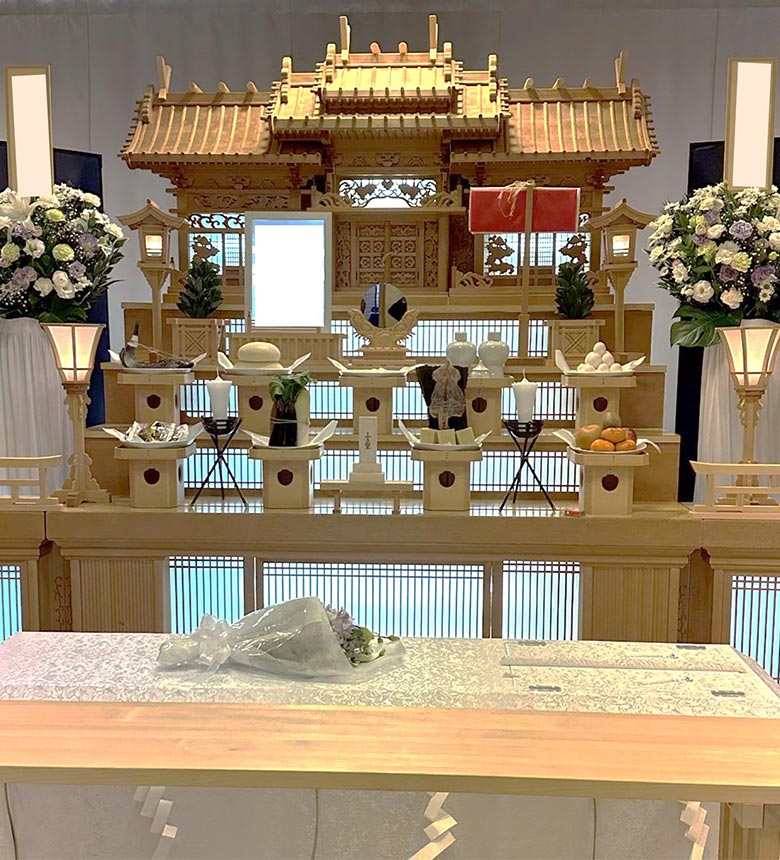 白を基調とした花が使用されている葬場祭プランの白木祭壇の写真