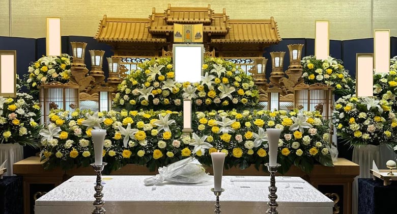 白、黄を基調とした花が使用されている一日葬プランの祭壇写真