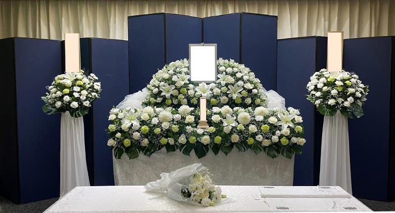 白を基調とした花が使用されている無宗教葬プランの祭壇写真
