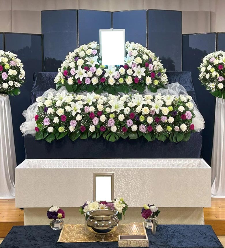 赤、白を基調とした花が使用されている無宗教葬プランの祭壇写真