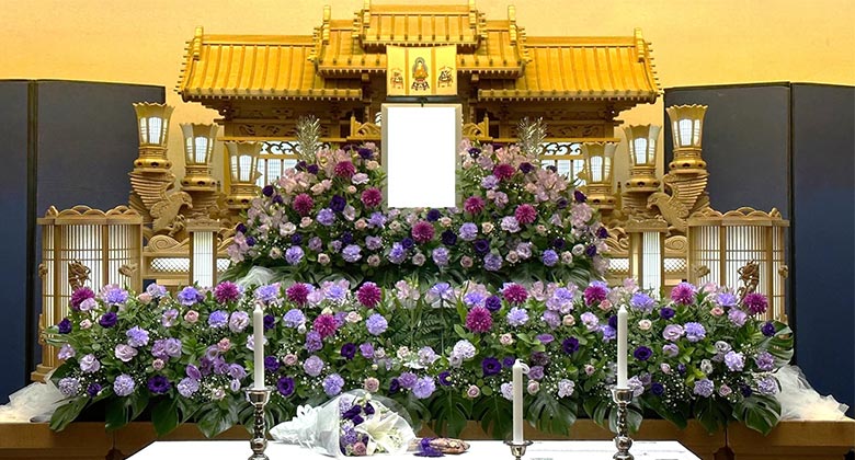 紫を基調とした花が使用されている一日葬プランの祭壇写真