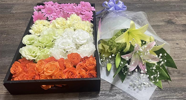 オレンジ、白、ピンクの花と、百合の花束を使用した直葬プランの写真