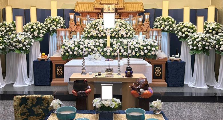 白を基調とした花で作られた祭壇写真