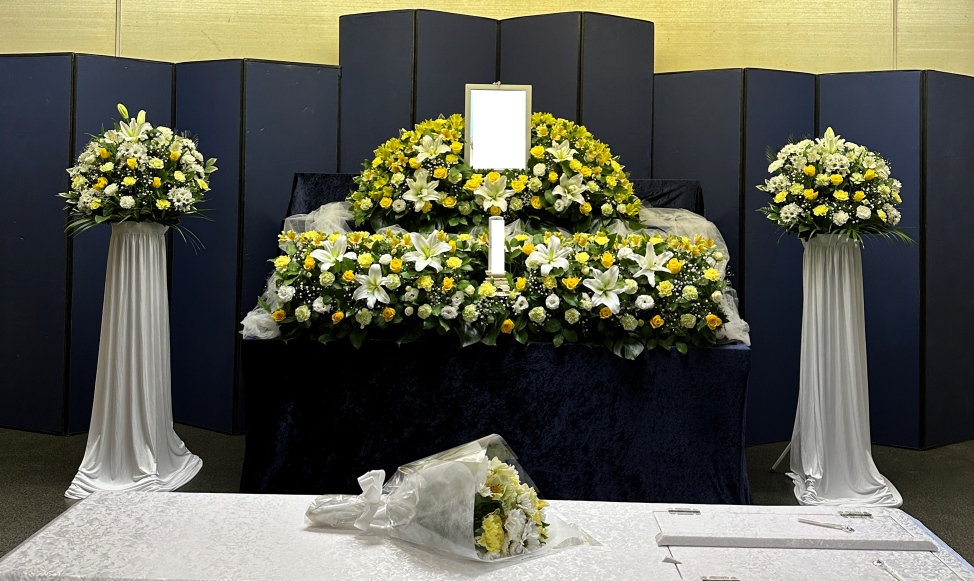 黄色を基調とした花で作られた祭壇写真。